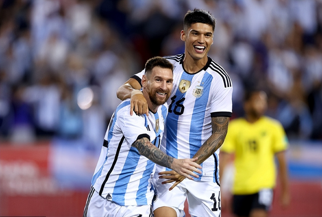 包含赛地聚焦——荷甲赛后热度飙升，拜仁慕尼黑刷新队史纪录，目标明确，资深球员宣示担当的词条