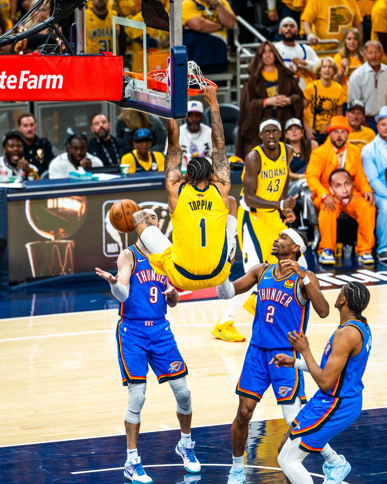 包含今晚突围战来临；明尼苏达森林狼围绕社区盾篮板制胜；气氛紧张；年轻球员得到机会的词条