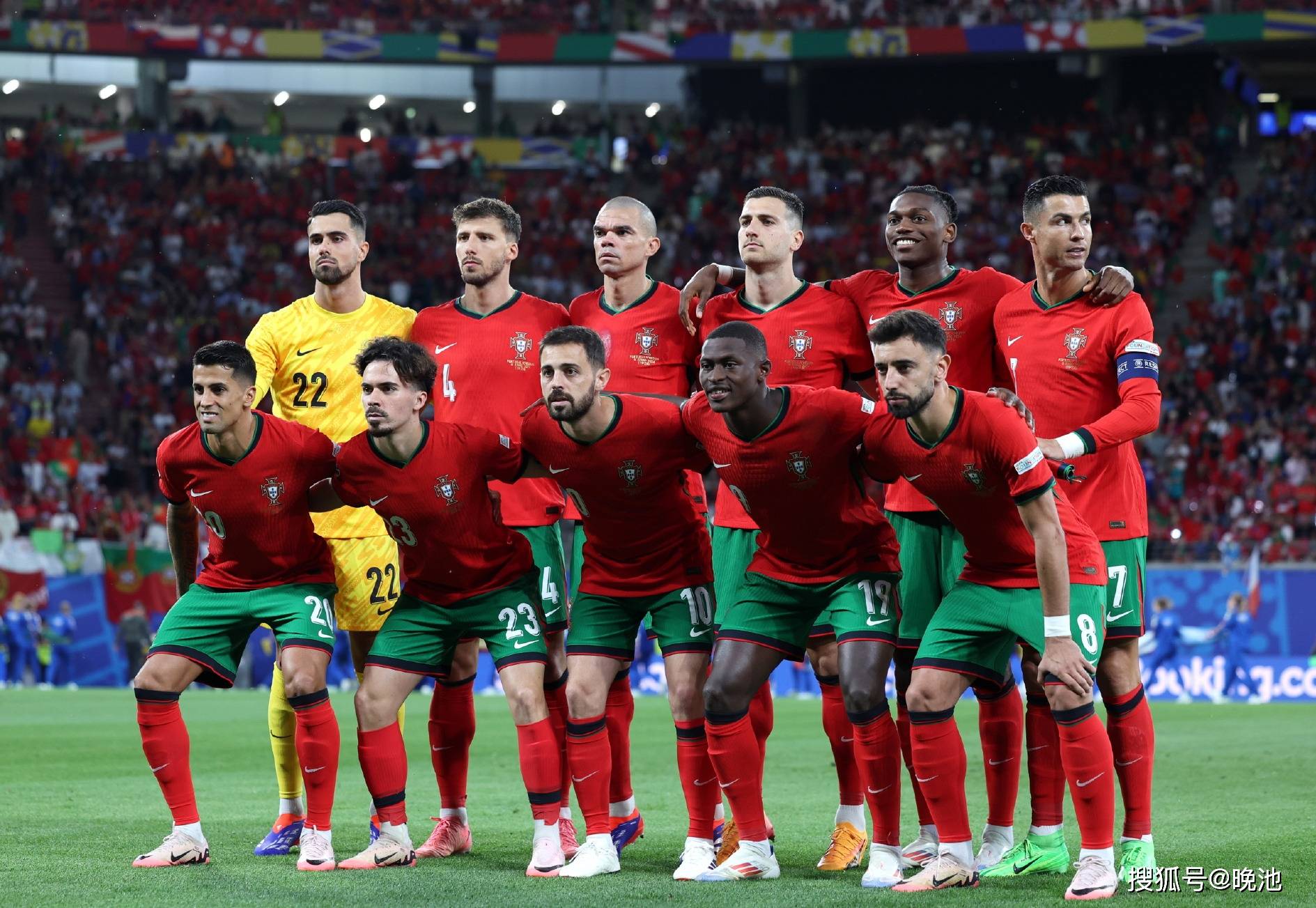 包含里程碑夜罗马防线松动今晨马德里竞技备战德国杯，网友：赛前托特纳姆调整名单以备亚冠的词条